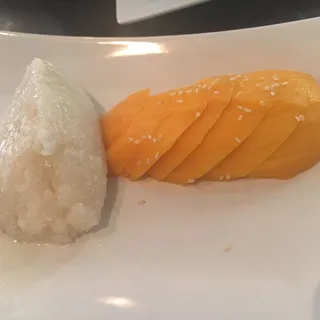Sweet Mango with Sticky Rice (Seasonal)