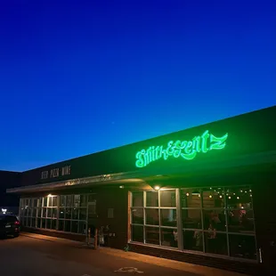 A glowing pizza, beer and wine joint!