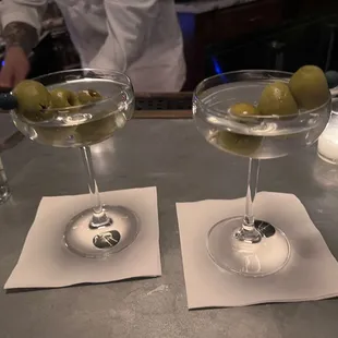 Gin martinis, extra dry