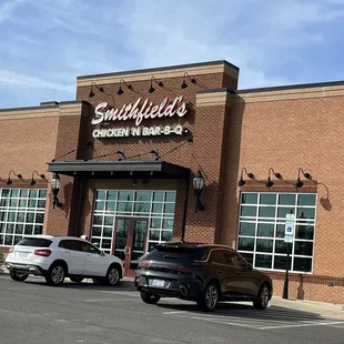 ws the outside of the restaurant