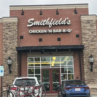 ws the front of smithfield&apos;s chicken&apos;n bar - b -