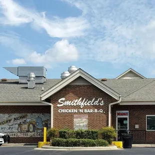 ws the front of smithfield&apos;s chicken&apos;n bar - b -