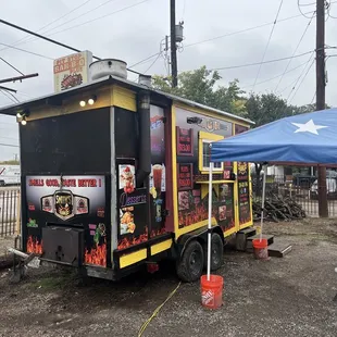 ows a food truck parked in a parking lot