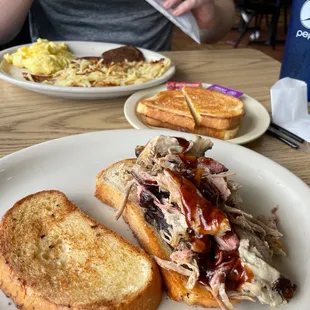 Pulled pork sandwich on garlic bread