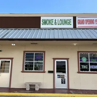 Smoke & Lounge