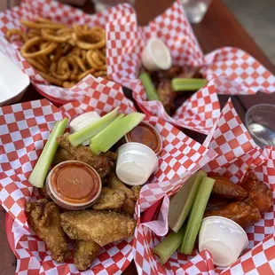 chicken wings and fried chicken, bbq chicken, fried chicken wings, food, fried chicken, poultry, chicken, chicken wings, bbq wings