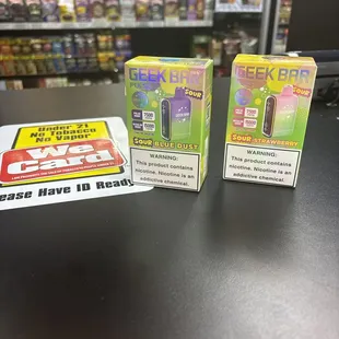 Sour blue dust &amp; sour strawberry geek bar pulse