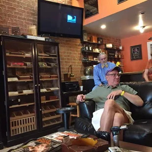 Great selection very convivial. Good advice.