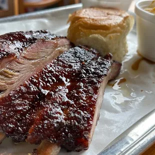 Glazed ribs, roll, Mac n cheese.