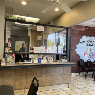 Order at the window. Cash discount or digital payment options.