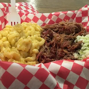 Pulled pork plate with creamy MacNCheese