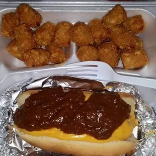 Chilli cheese dog w/ tots