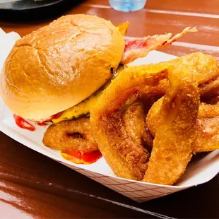 Bacon cheeseburger with onion rings