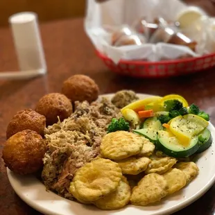 Smokey Que 's BBQ Plate