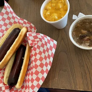 Hot links with Mac n cheese and black eyed peas.