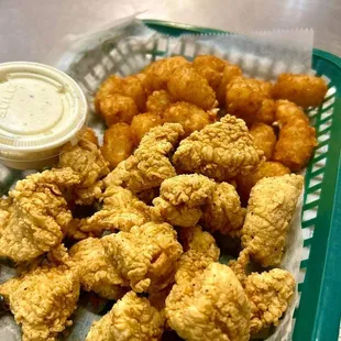 food, chicken wings and fried chicken