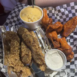 Tender and wing combo, mac n cheese