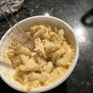 Creamy homemade Macaroni and cheese... I added freshly cracked pepper. I prefer my mac baked with topped ritz crackers :3