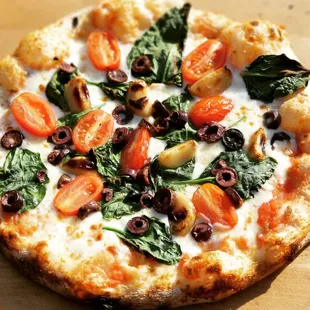  pizza with spinach, tomatoes and olives