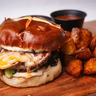  beef sandwich with a side of potato wedges