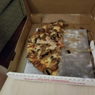 The crust and sausage were delicious they delivered to our hotel.  Can&apos;t wait to try the ribs!