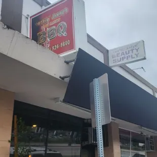 If you blink you would definitely miss this spot, but the smell will guide you in if your walking.