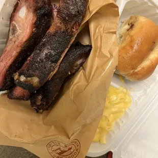Kids rib plate with macaroni and cheese with bread