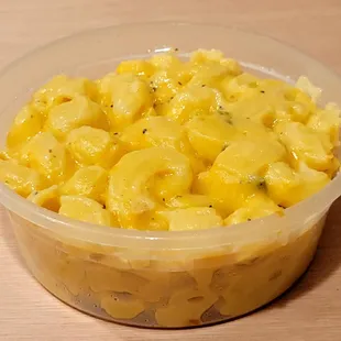 Macaroni and cheese with garlic and jalapeños.