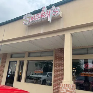 Entrance in the side of complex