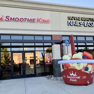the front of a smoothie king store
