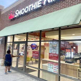 Thursday, 20 April 2023 -- Outside of Smoothie King