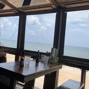 Gorgeous view of the ocean while you eat and drink.