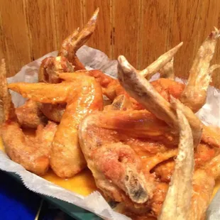ows a basket of chicken wings and fries