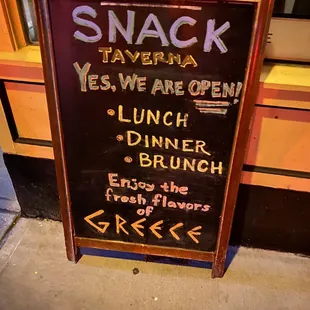 a sign for lunch and brunch