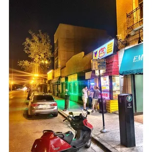 The Snappy Dog.Chicago IL.Small Old Hot Dogs Joint. Latte Night Stop after Night Drinking.Local Legend.People Know this Place.Cool!