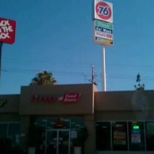 the outside of a fast food restaurant