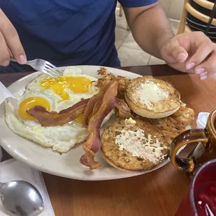 Eggs, bacon, hash browns