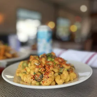 a plate of macaroni and cheese