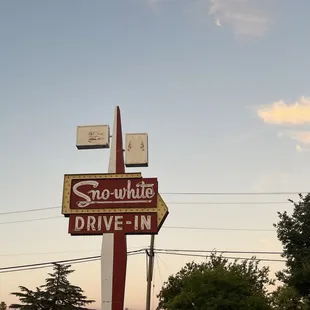 ows a sign for a drive - in