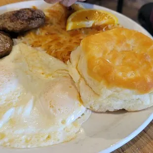 a plate of breakfast food