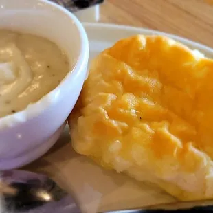 Biscuit and gravy