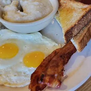 Two eggs, grits, bacon, toast and hashbrowns came later.