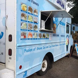 I love food trucks!!! But this is a snow truck!!!!!!! Yummy!!!!!!