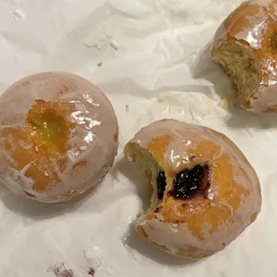 3 huge bites all around to finally see the filling-none came into that giant bite; it was just finally visible
