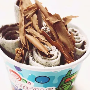 Cookies N&apos; Cream with a chocoroll on top!