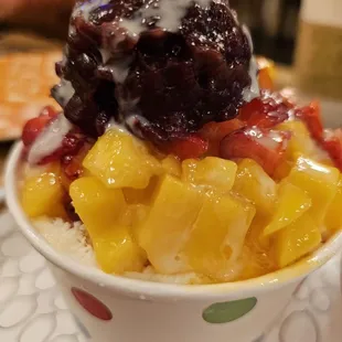 Small strawberry and mango bingsu with sweet red beans. Refreshing and so good.