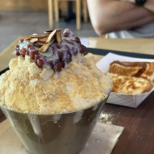 10/10 bingsu! | Large (Injeolmi) and Red Bean | Custard Taiyaki