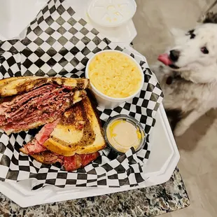 to go - smoked pastrami sandwich with macaroni &amp; cheese
