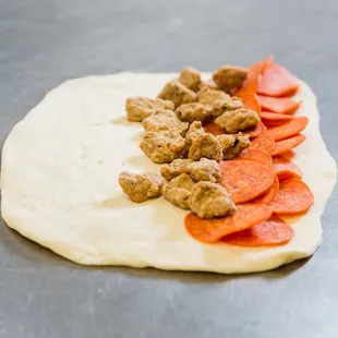 the ingredients on the pizza