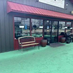 Nothing on the outside stating NO SERVICE ANIMALS ALLOWED